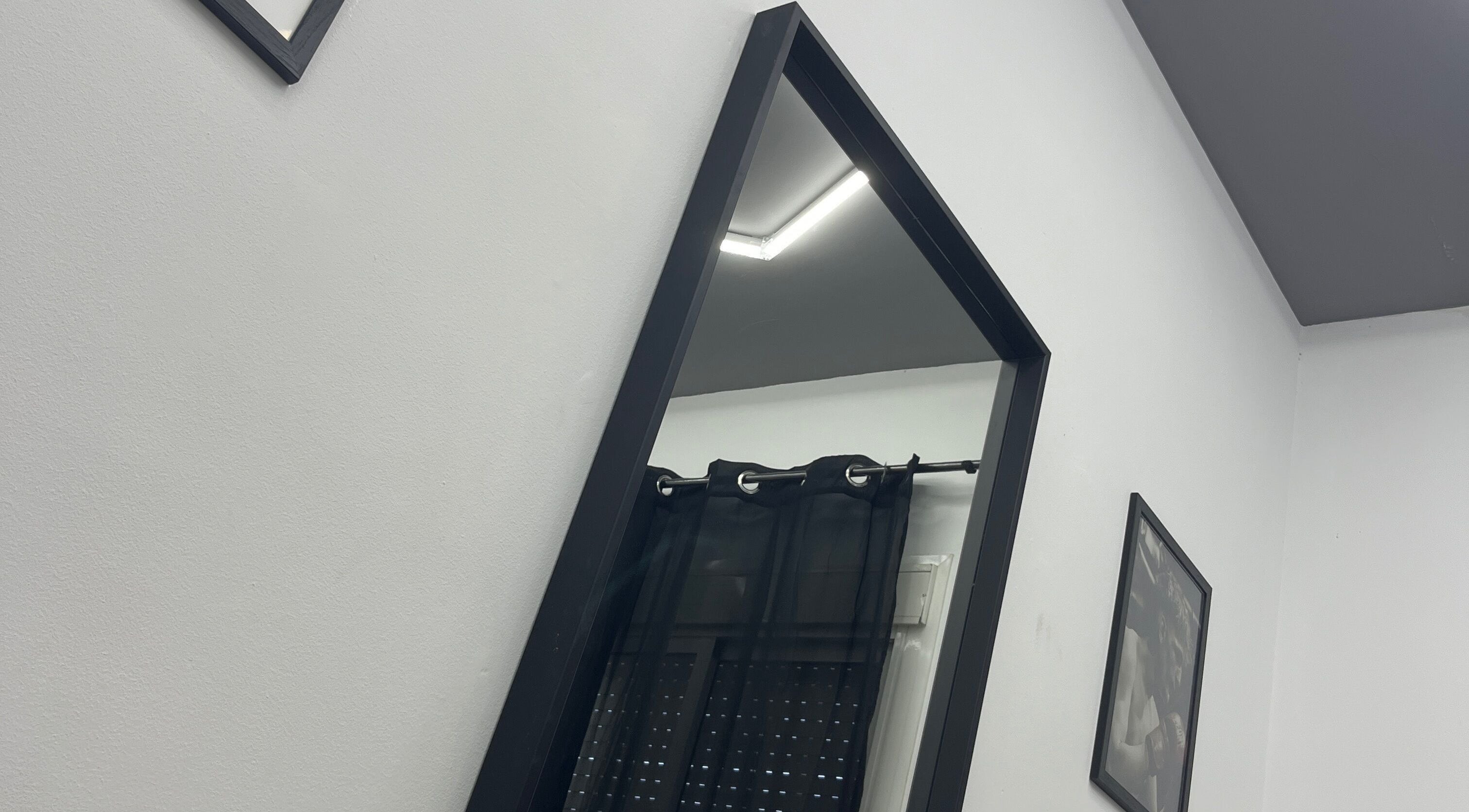 Moderno espejo en Pelibarber, Burguillos, Andalucía, ES, decorando un espacio minimalista.