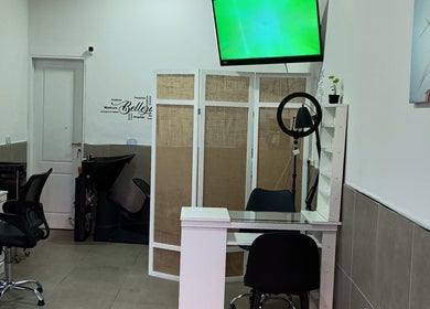 Salón moderno en Ros Color Studio, Buenos Aires, Ciudad Autónoma De Buenos Aires, AR, con decoraciones elegantes.