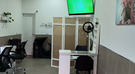 Salón moderno en Ros Color Studio, Buenos Aires, Ciudad Autónoma De Buenos Aires, AR, con decoraciones elegantes.