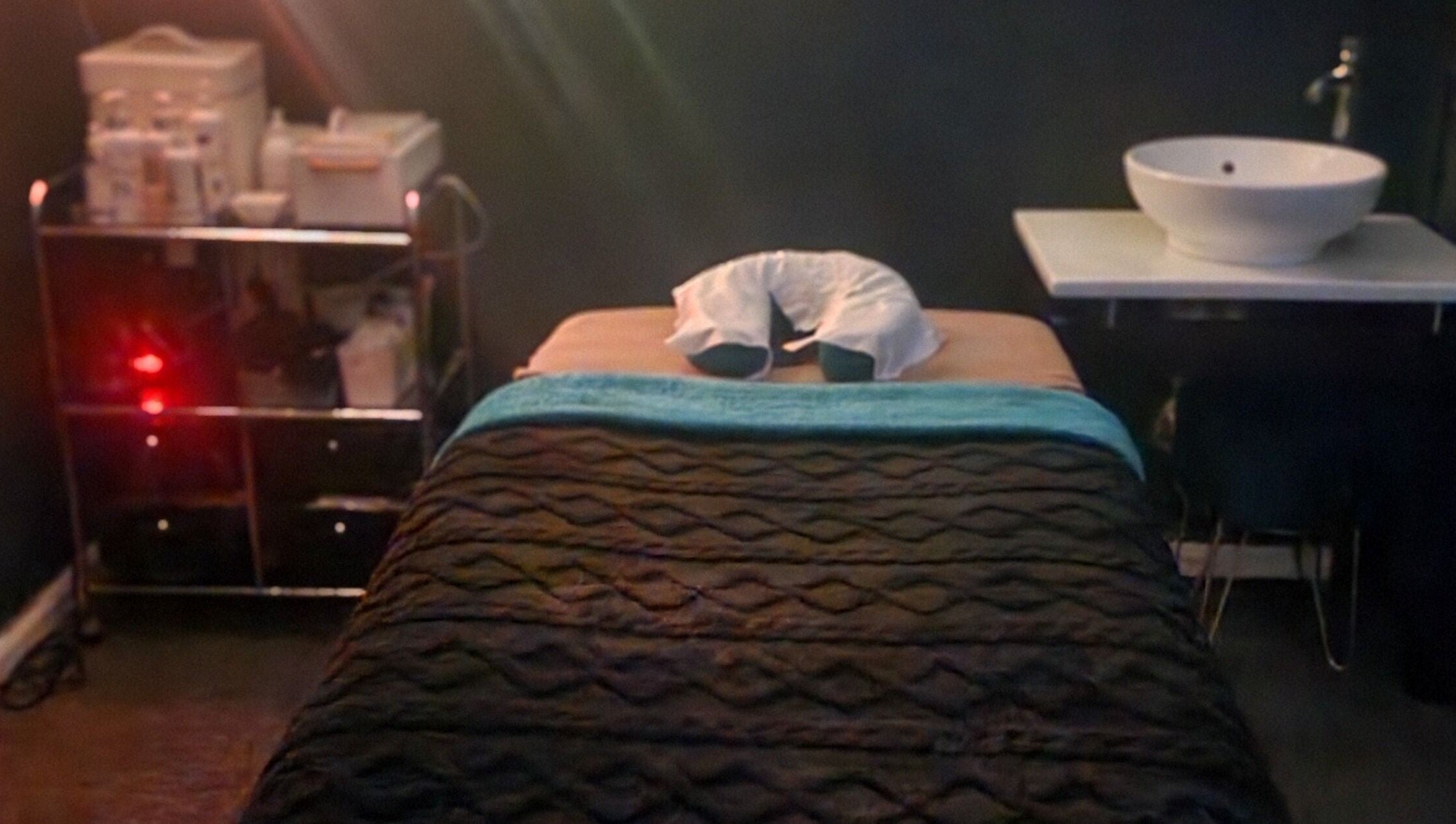 SA_Holistics massage room in Irchester, England, GB with cozy table and calming atmosphere.