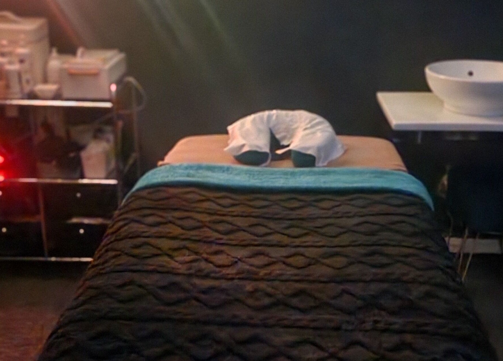 SA_Holistics massage room in Irchester, England, GB with cozy table and calming atmosphere.