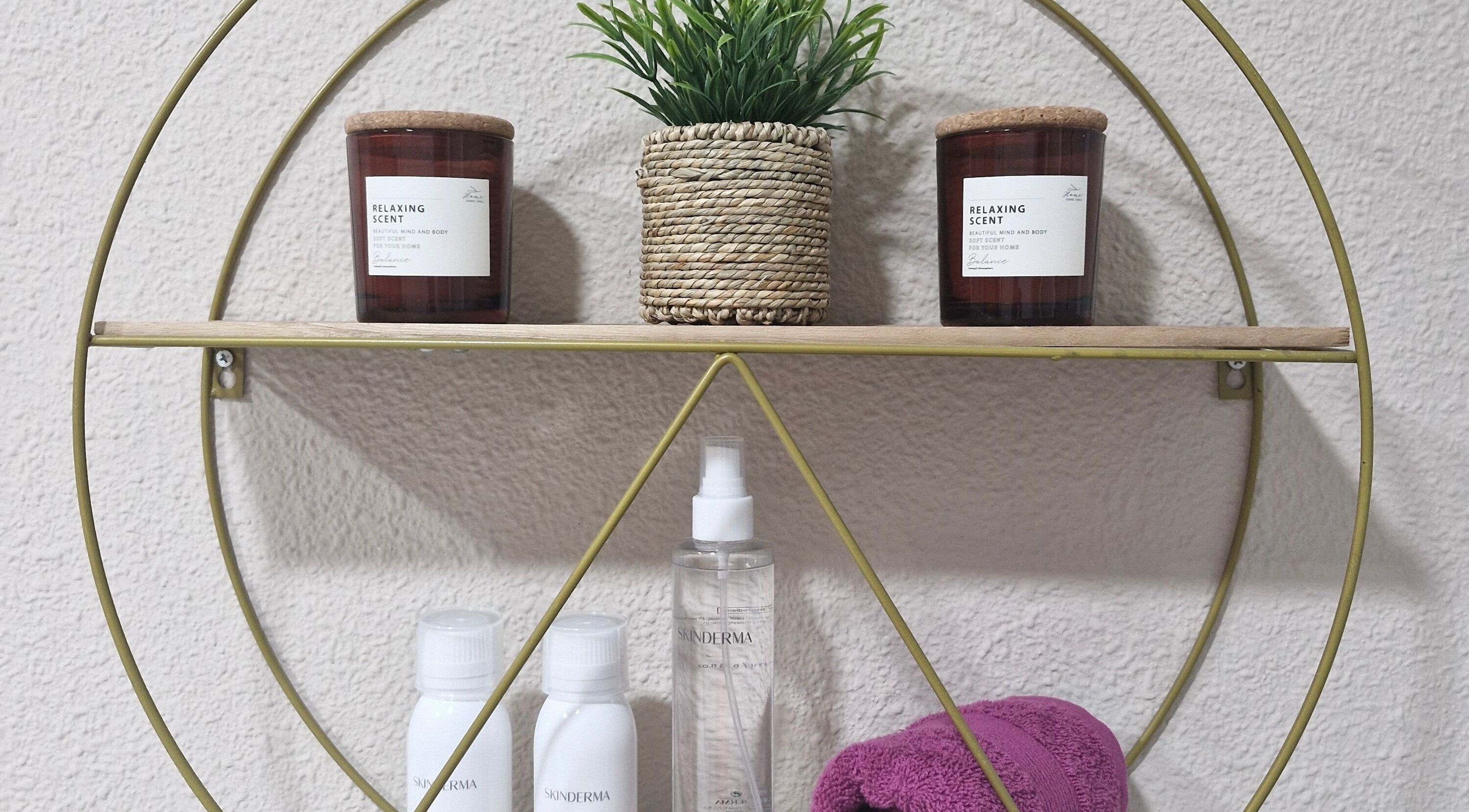 Estante decorativo de ChariGlow, Castalla, con velas aromáticas y plantas para un ambiente relajante.