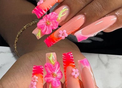 Ongles avec motifs floraux vibrants chez N.lynails, Baillif, Basse-terre, GP.