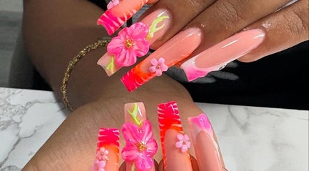 Ongles avec motifs floraux vibrants chez N.lynails, Baillif, Basse-terre, GP.