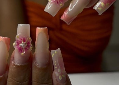 Manucure florale et élégante réalisée chez N.lynails à Baillif, Basse-terre, GP.