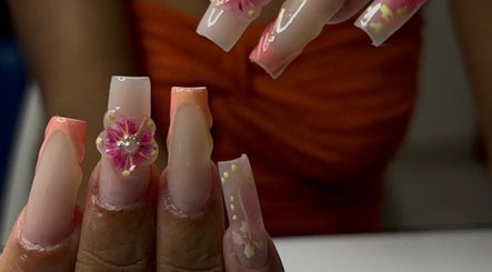 Manucure florale et élégante réalisée chez N.lynails à Baillif, Basse-terre, GP.