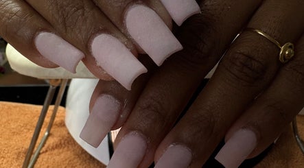 Ongles pastel élégants réalisés chez N.lynails, Baillif, Basse-terre, GP, offrant un style raffiné.