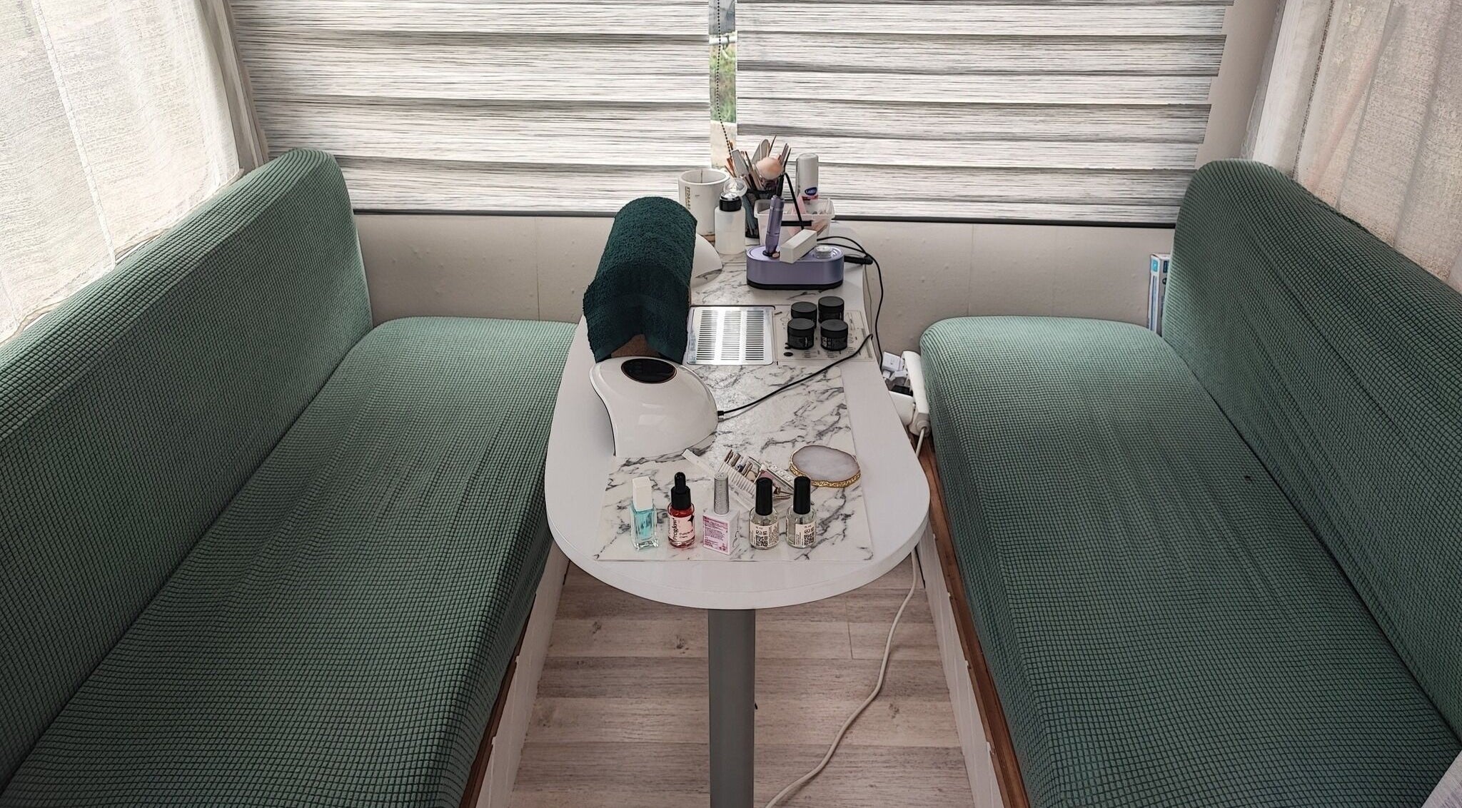 Table de manucure avec équipements à Els'Art Ongles, Athée, Bourgogne-franche-comté, FR.