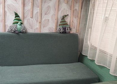 Ambiance chaleureuse chez Els'Art Ongles, Athée, Bourgogne-franche-comté, FR, avec canapé et décor élégant.