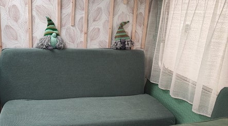 Ambiance chaleureuse chez Els'Art Ongles, Athée, Bourgogne-franche-comté, FR, avec canapé et décor élégant.