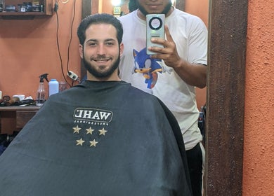 Cliente satisfecho después de corte en Óptima Figaros, Santa Catarina Barahona, Sacatepéquez, GT.