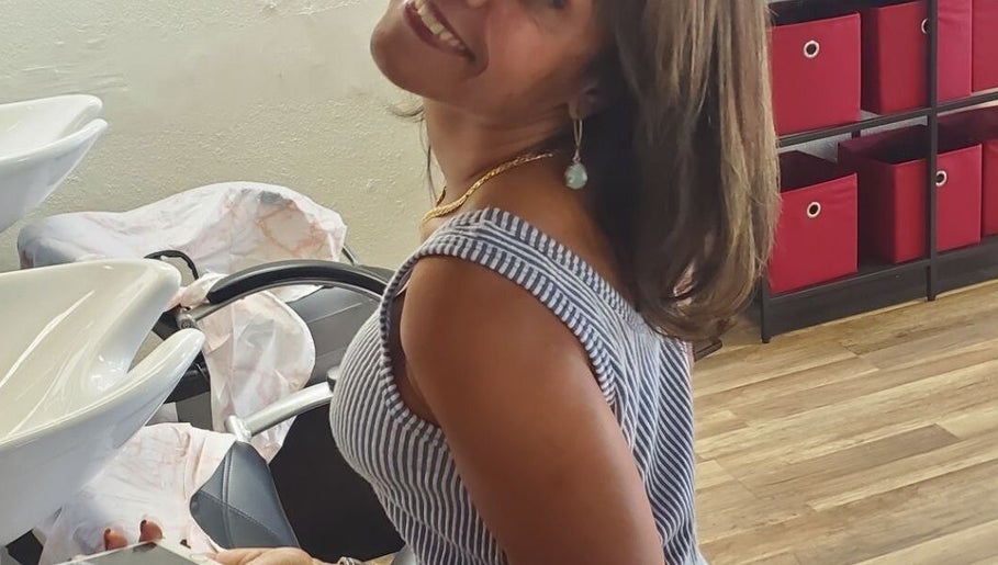 Cliente satisfecha en Ana Esposito Dominican Salon, Clearwater, Florida, US, mostrando su nuevo look.