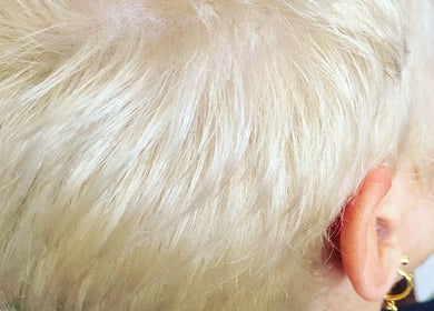 Corte moderno de cabello rubio en Ana Esposito Dominican Salon, Clearwater, Florida, US.
