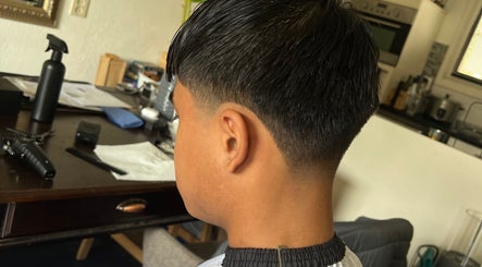 Strakke undercut kapsel bij Kency The Barber, Sappemeer, Groningen, NL.
