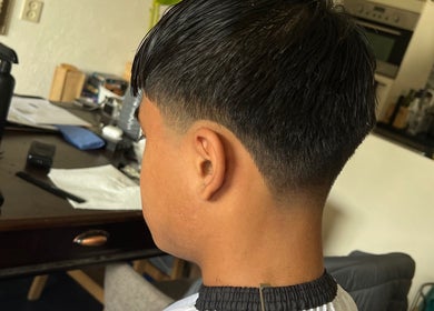 Strakke fade haarsnit bij Kency The Barber, Sappemeer, Groningen, NL, met moderne kappersbenodigdheden.