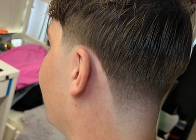 Strakke fade-kapsel bij Kency The Barber in Sappemeer, Groningen, NL. Perfecte afwerking en stijl.