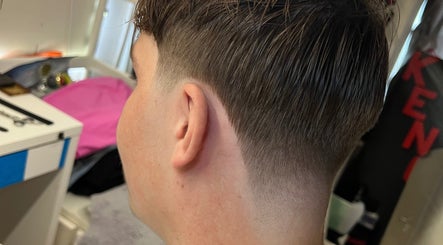 Strakke fade-kapsel bij Kency The Barber in Sappemeer, Groningen, NL. Perfecte afwerking en stijl.