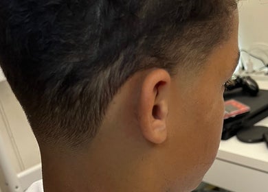 Moderne kapsel met strakke fade bij Kency The Barber in Sappemeer, Groningen, NL.