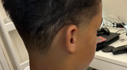 Moderne kapsel met strakke fade bij Kency The Barber in Sappemeer, Groningen, NL.