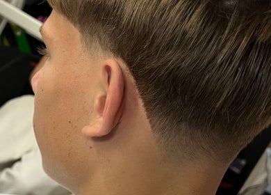 Strak gesneden herenkapsel bij Kency The Barber, Sappemeer, Groningen, NL.