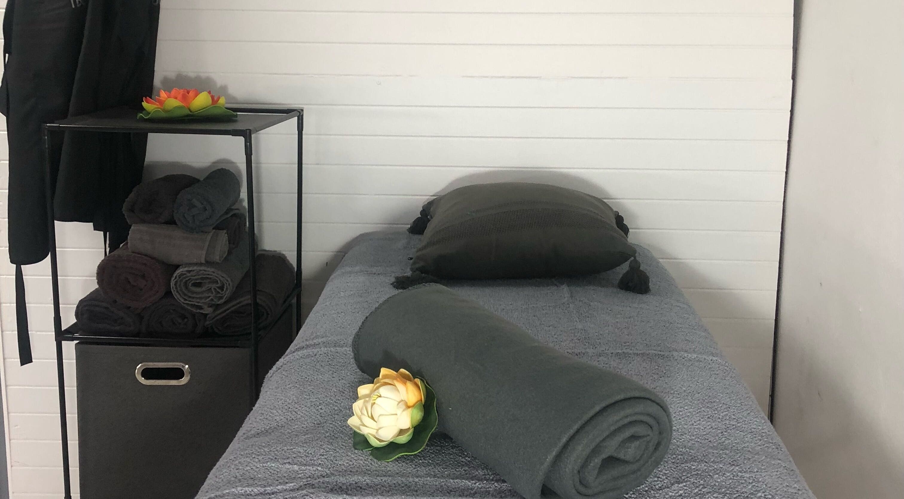 Table de massage accueillante chez Flash Ongle Gigi à Sainte-rose, Basse-terre, GP pour des soins relaxants.