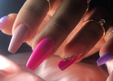 Manucure colorée à Flash Ongle Gigi, Sainte-rose, Basse-terre, GP. Ongles longs avec vernis rose, violet et doré.