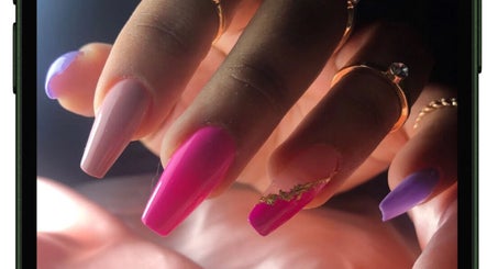 Manucure colorée à Flash Ongle Gigi, Sainte-rose, Basse-terre, GP. Ongles longs avec vernis rose, violet et doré.
