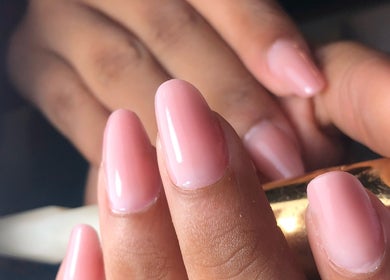 Manucure élégante à Flash Ongle Gigi, Sainte-rose, Basse-terre, GP, captivant avec des ongles roses polis.