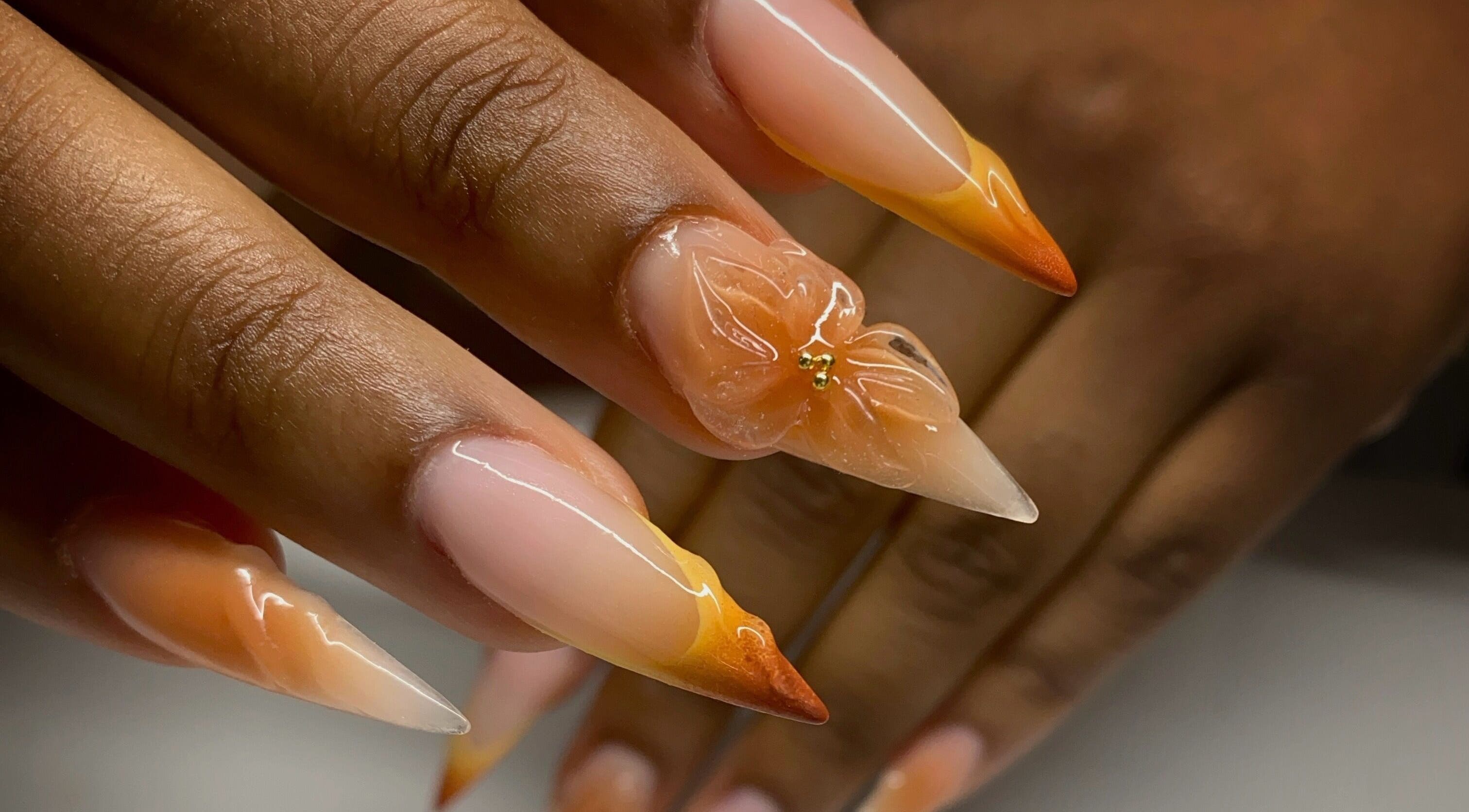 Manucure élégante à OLYEA Beauty, Crépy-en-valois, Hauts-de-france, FR. Ongles décorés avec motifs floraux.