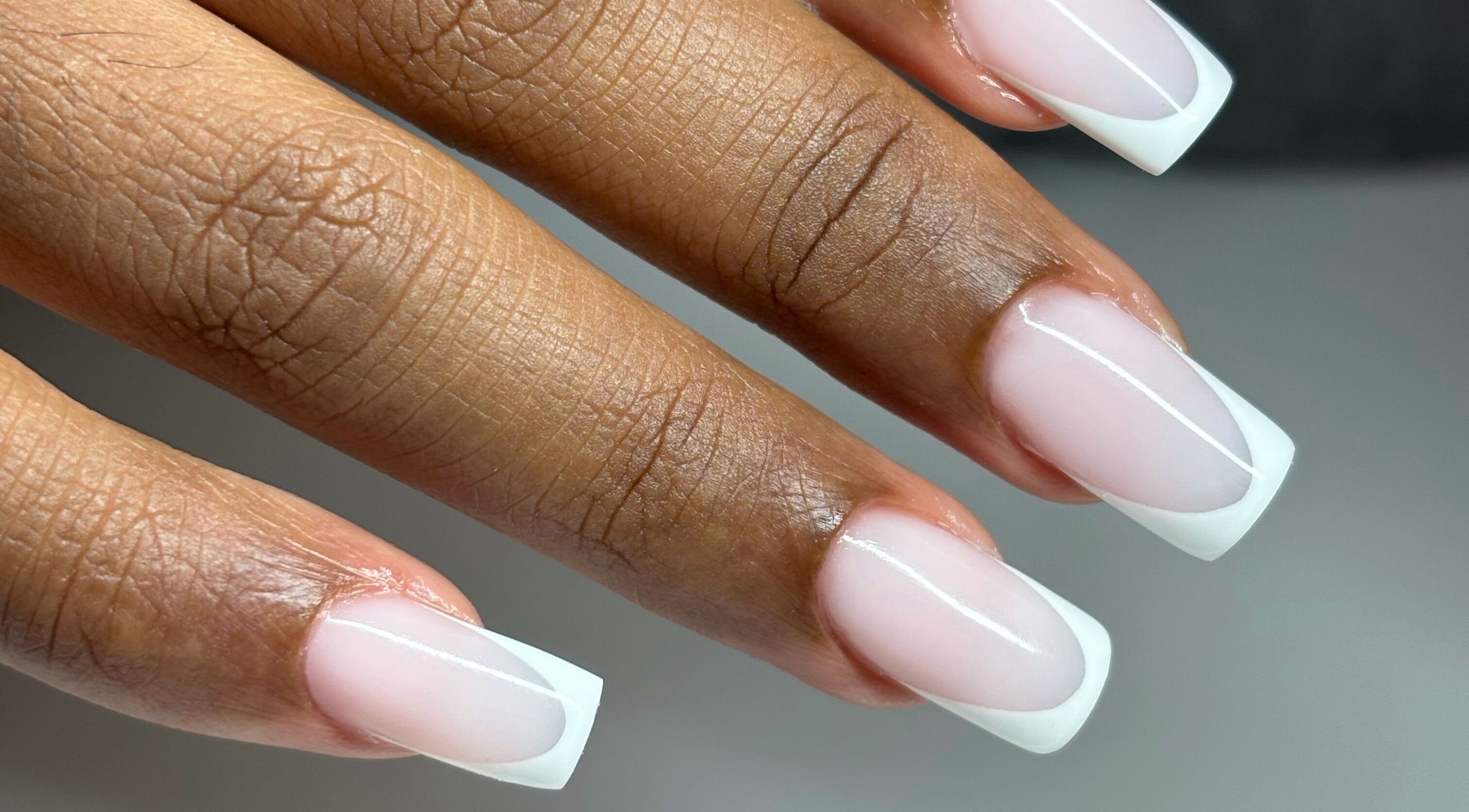 French manucure élégante à Olyea Beauty, Montataire, Hauts-de-France, FR. Ongles soigneusement polis.