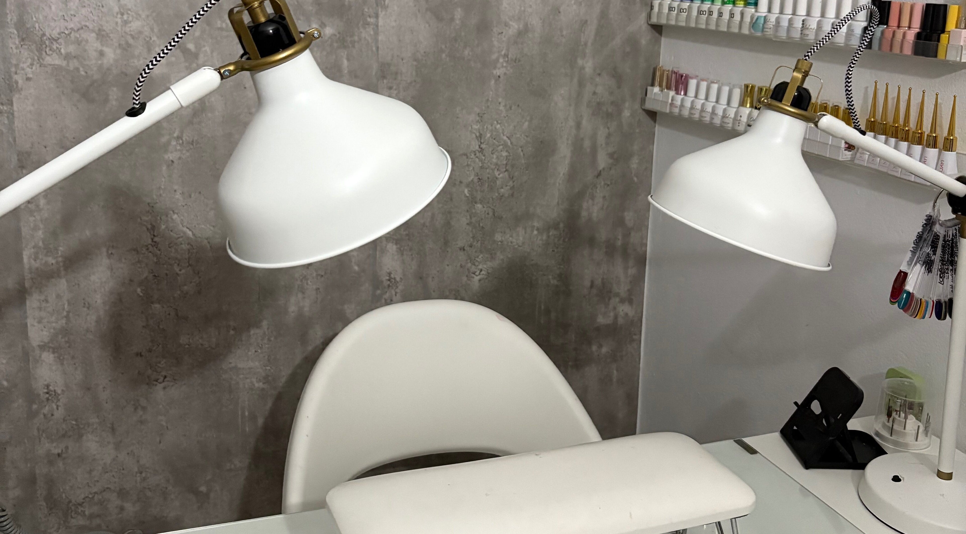 Estación de manicura en Inari Studio, Bayamón, PR, con lámparas modernas y amplia gama de esmaltes.