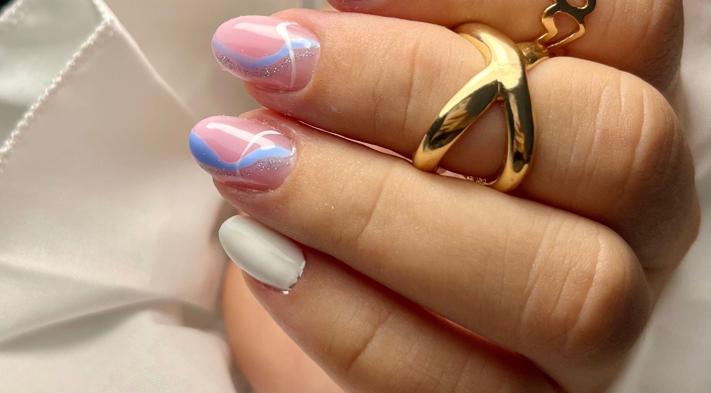 Manicura artística en Inari Studio, Bayamón, Bayamón, PR, mostrando un diseño moderno y elegante.