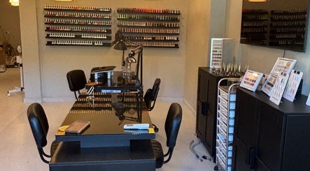 Oasis Nails Spa en San Juan, PR, ofrece un elegante salón con variedad de esmaltes para manicuras perfectas.