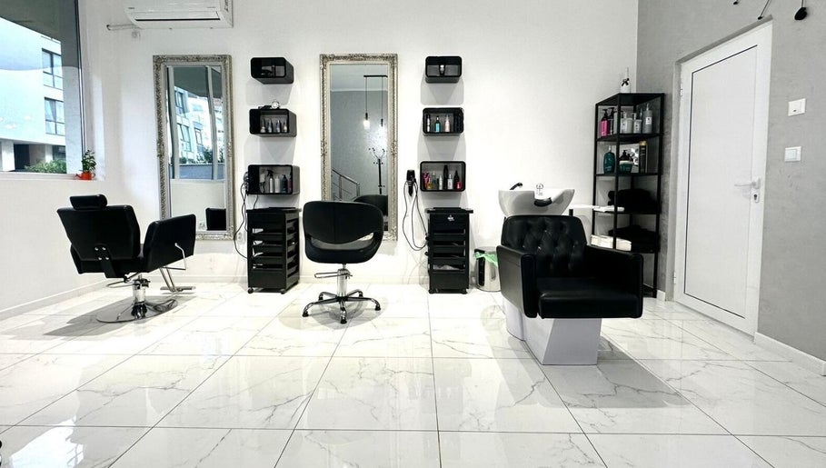 Интериор на салона в Beauty Queen House, Варна, Варна, BG с модерни столове и огледала.