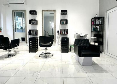 Интериор на салона в Beauty Queen House, Варна, Варна, BG с модерни столове и огледала.