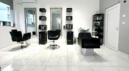 Интериор на салона в Beauty Queen House, Варна, Варна, BG с модерни столове и огледала.
