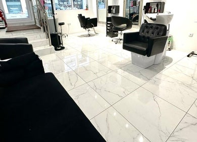 Интериор на Beauty Queen House във Варна, Варна, BG с модерни черни кресла и огледала.