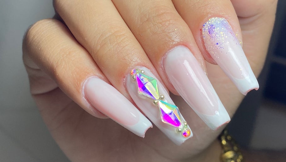 Unhas decoradas com cristais em Danlux Pro Studio, Chaves, Vila Real, PT.