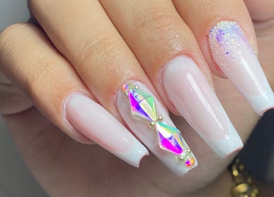 Unhas decoradas com cristais em Danlux Pro Studio, Chaves, Vila Real, PT.