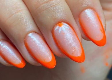 Unhas decoradas com flores e bordas laranja no Danlux Pro Studio, Chaves, Vila Real, PT.