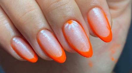 Unhas decoradas com flores e bordas laranja no Danlux Pro Studio, Chaves, Vila Real, PT.
