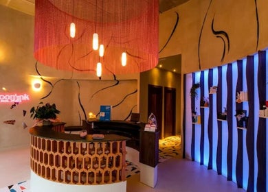 Recepción iluminada en Cocoon’ink Wellness Studio, Mataró, Catalunya, ES, destacando diseño moderno y acogedor.