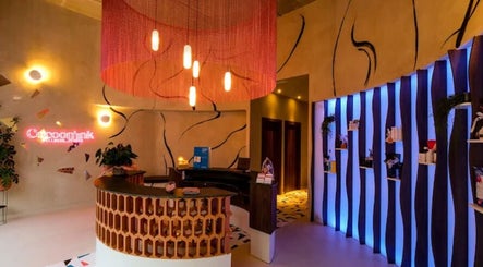 Recepción iluminada en Cocoon’ink Wellness Studio, Mataró, Catalunya, ES, destacando diseño moderno y acogedor.