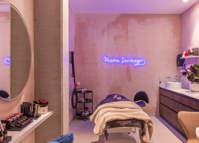 Interior del Cocoon’ink Wellness Studio en Mataró, Catalunya, ES, con decoración moderna y acogedora.