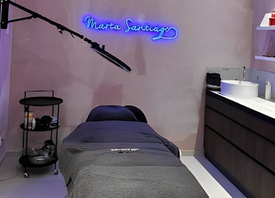 Cama de tratamiento en Cocoon’ink Wellness Studio, Mataró, Catalunya, ES, con diseño moderno y elegante.