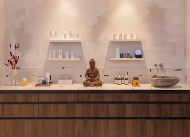 Interior elegante de Cocoon’ink Wellness Studio en Mataró, Catalunya, ES, con decoración zen y productos de bienestar.