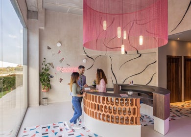 Recepción moderna en Cocoon’ink Wellness Studio en Mataró, Catalunya, ES con diseño elegante y cálido.