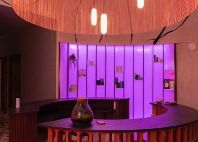 Recepción iluminada con luces púrpuras en Cocoon’ink Wellness Studio, Mataró, Catalunya, ES.