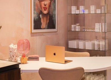 Área de recepción en Cocoon’ink Wellness Studio, Mataró, Catalunya. Decoración moderna y productos exhibidos.