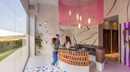 Recepción moderna en Cocoon’ink Wellness Studio en Mataró, Catalunya, ES, con diseño elegante y acogedor.